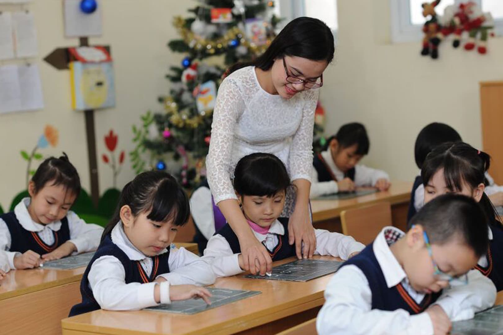 Ảnh: thầy cô và học sinh trong lớp